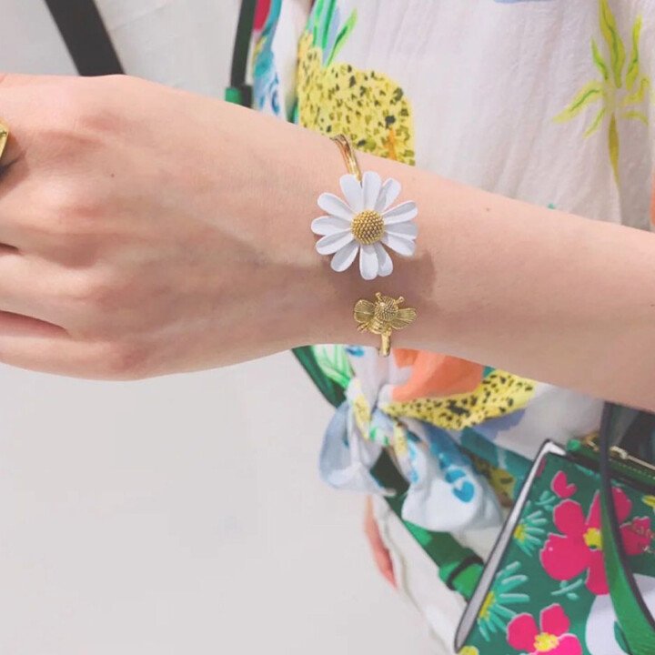 White Enamel Daisy Flower Vintage Elegant ring