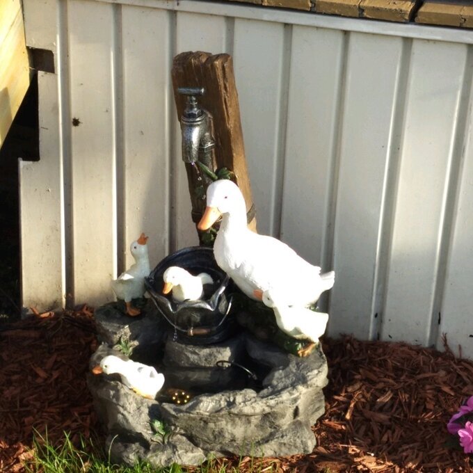 Suzlly Solor Power Willapa Resin Duck Family Patio Fountain