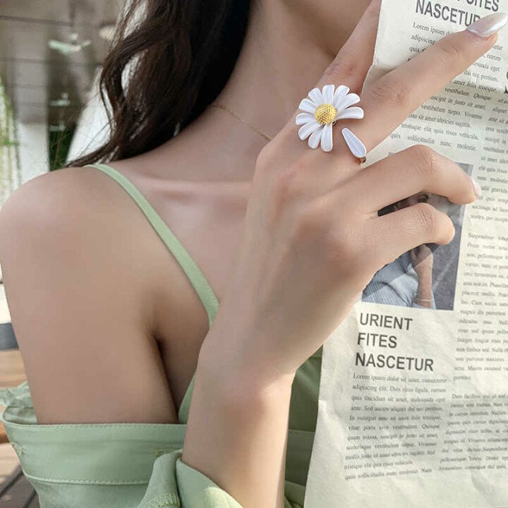 White Enamel Daisy Flower Vintage Elegant ring