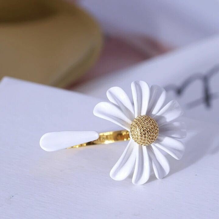 White Enamel Daisy Flower Vintage Elegant ring