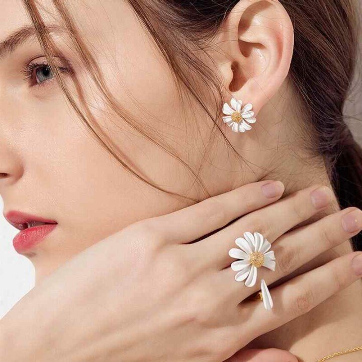 White Enamel Daisy Flower Vintage Elegant ring