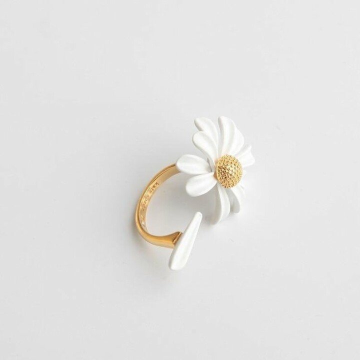 White Enamel Daisy Flower Vintage Elegant ring