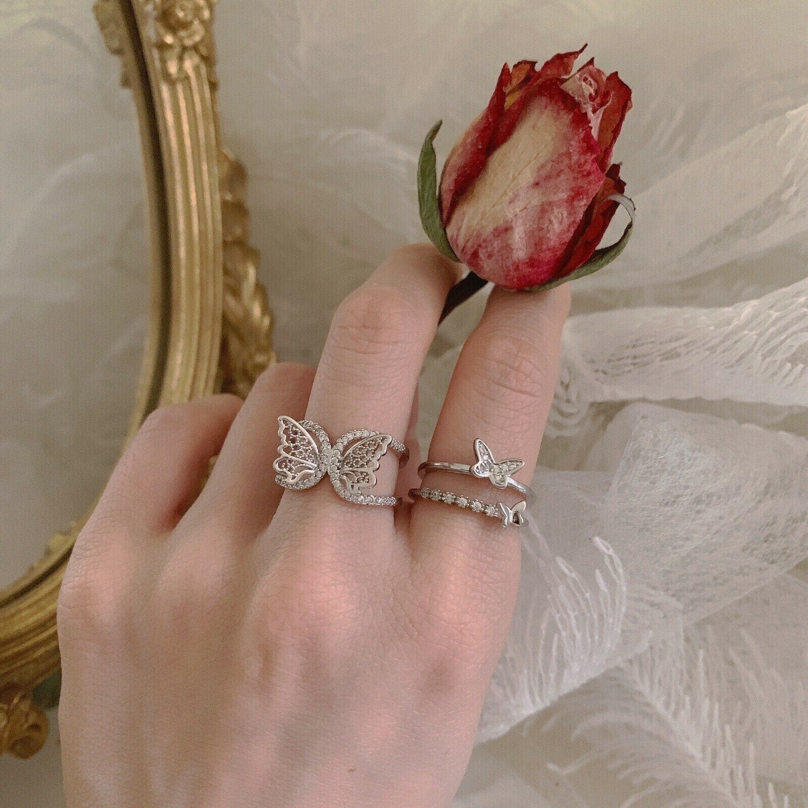 Diamond-studded Temperament Butterfly Ring